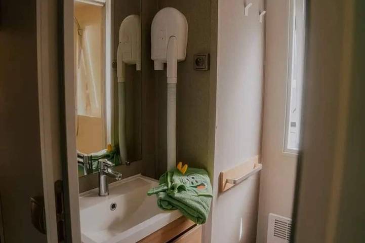 ZEcamping 3 étoiles familial piscine chauffée hammam locatif TV 25m2 in Florac-Trois-Rivières, Cevenas