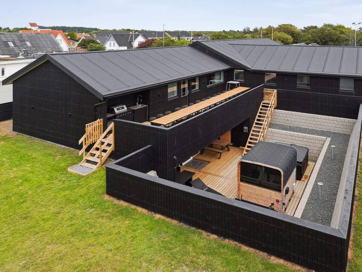 Ferieudlejning for 32 personer, med Terrasse og Pool samt Sauna i Hune