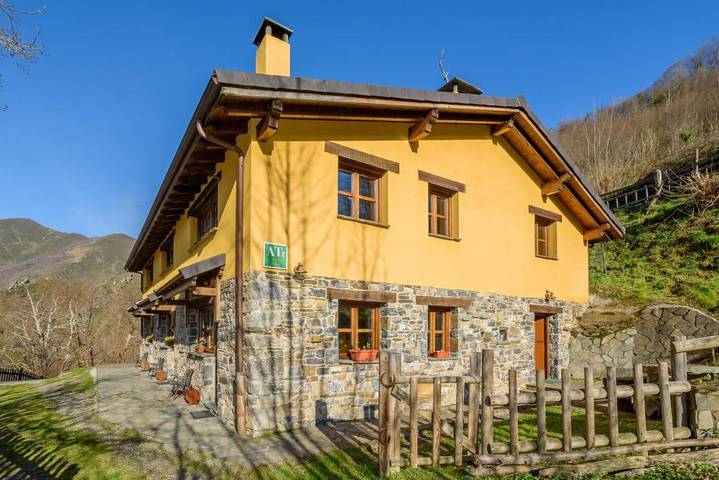 Casa rural para 16 personas, con Terraza además de Jardín y Vistas en Comarca del Caudal