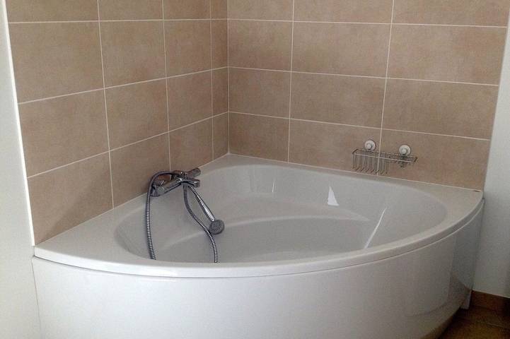 Gîte pour 6 personnes, avec terrasse ainsi que piscine et jardin à Sainte-Anastasie - 4