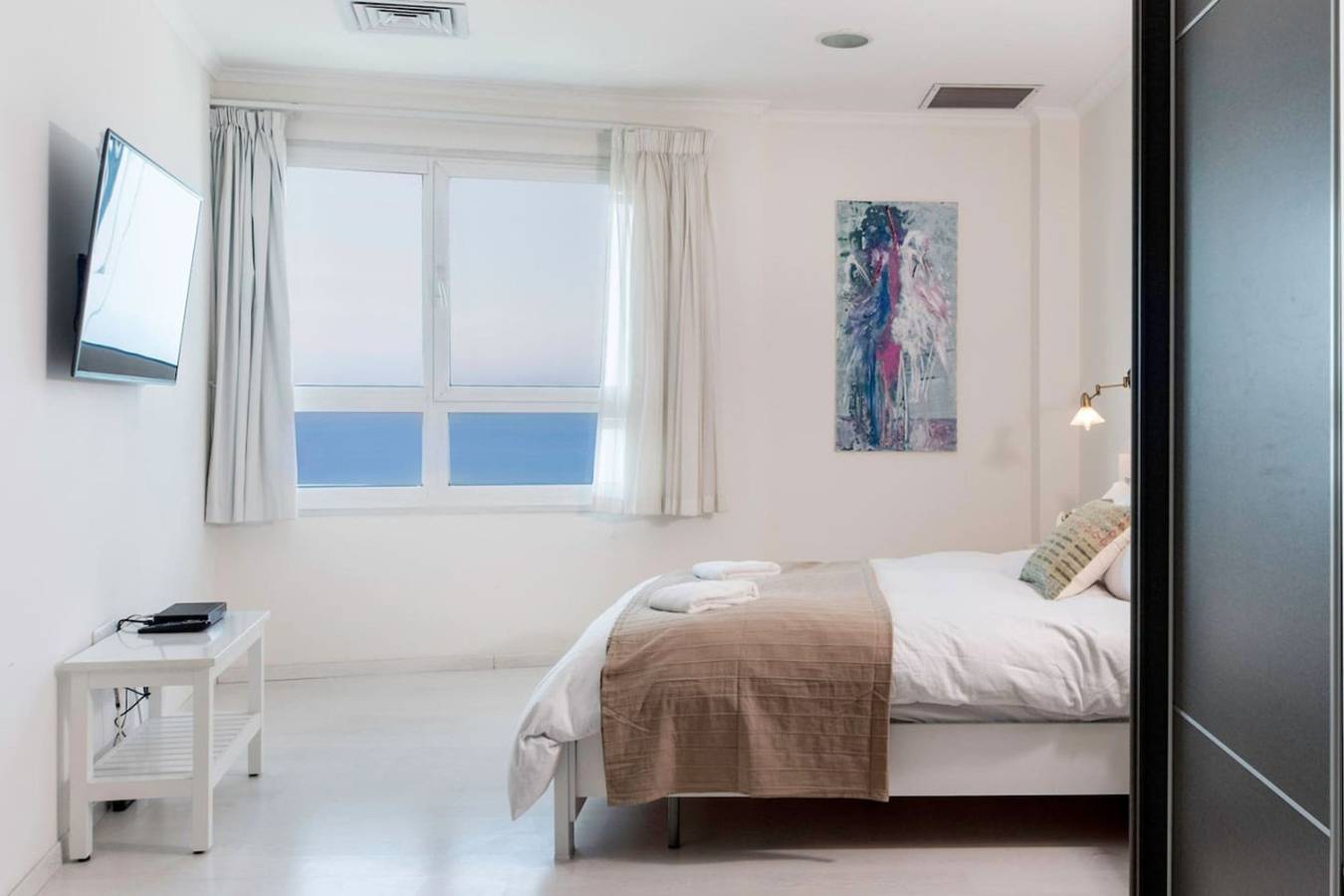 Entire apartment, Luxury 2Br Apt w Balcony 2 min Walk from Beach in Tel Aviv, Tel Aviv District