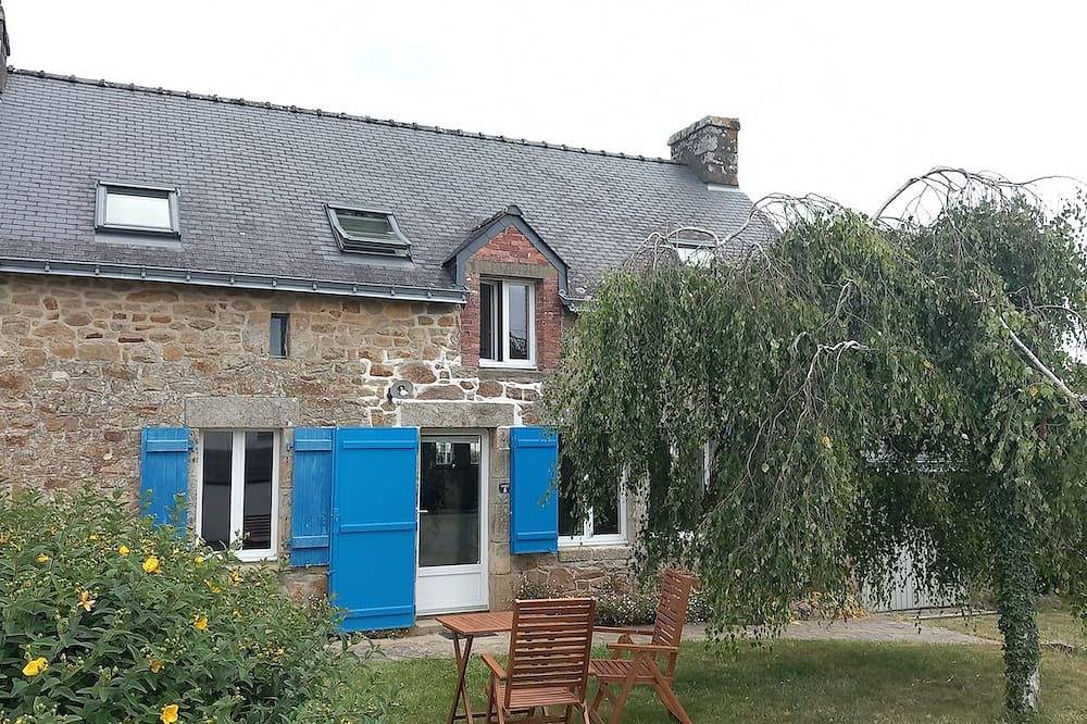 Typical Breton house between the Gulf of Morbihan and the ocean in Pluneret, Côte des Mégalithes