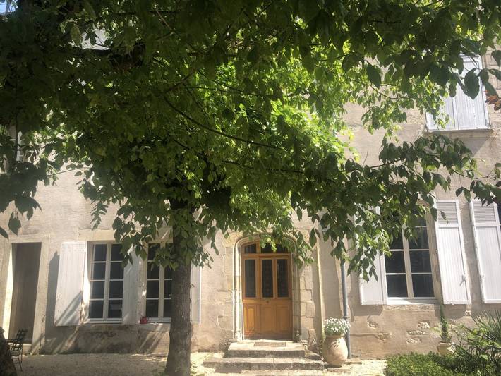 Gîte pour 6 personnes, avec terrasse ainsi que jardin et piscine à Mehun-sur-Yèvre