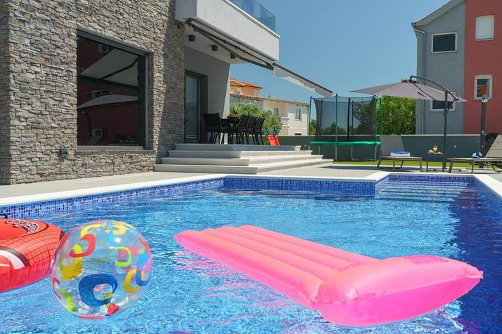 Villa pour 8 personnes, avec piscine ainsi que vue et jardin, animaux acceptés à Tribunj - 3