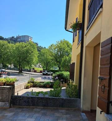 Location de vacances pour 4 personnes, avec jardin ainsi que balcon et vue à Follina