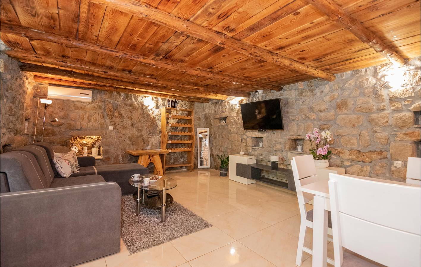 Geräumige 2-Zimmer-Wohnung mit Pool und Terrasse, WLAN, Parkplatz in Imotski, Makarska Riviera