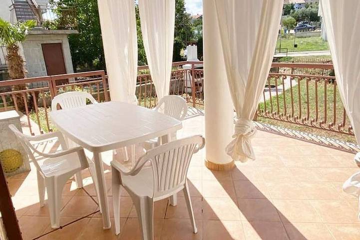 Ferienwohnung für 5 Personen, mit Terrasse und Garten in Funtana