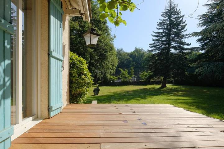 Location de vacances pour 12 personnes, avec jardin ainsi que vue et piscine, adapté aux familles à Barbizon - 4