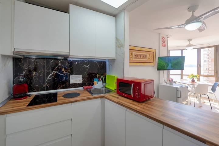 Apartamento entero, Apartamento 'Ametlla Mar Benidorm' con vistas al mar, piscina compartida y Wi-Fi in Playa de Levante, Costa Blanca