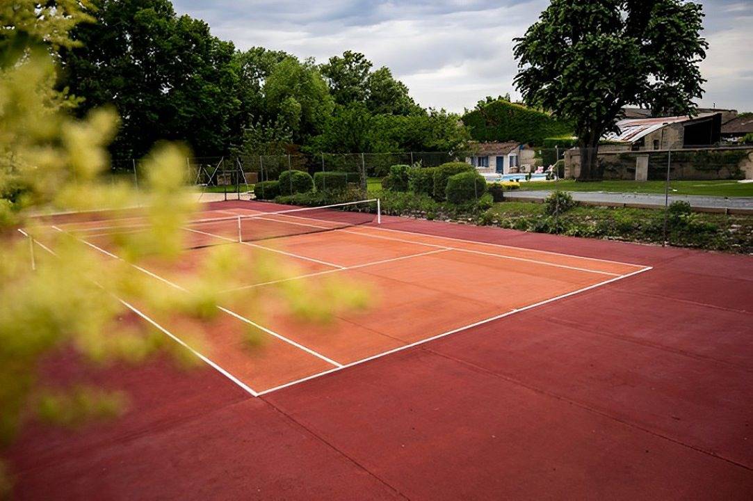 Ancienne maison maraichine avec piscine, tennis et pétanque in Arçais, Région de Niort