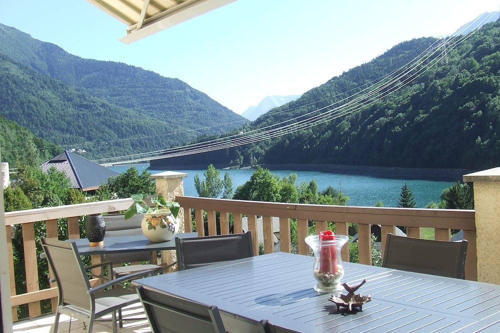 Lovely village house with a view of lake and mountain Vaujany on the other side Alpe d'Huez in Vaujany, Écrins National Park