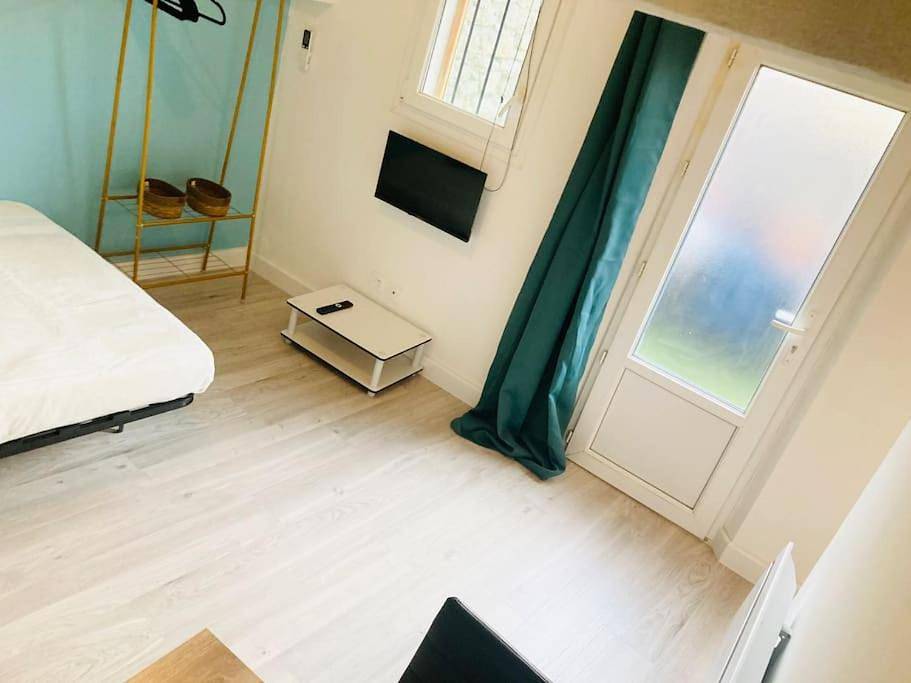 Appartement entier, Maisonnette T1 au calme à 1min à pied de la gare Sncf in Miramas, Côte méditerranéenne (France)