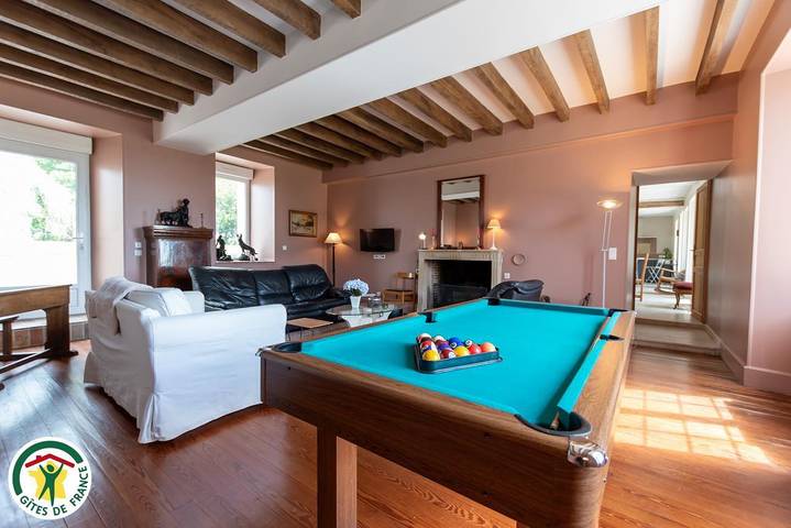 Gîte pour 12 personnes, avec jardin dans Bouchy-Saint-Genest
