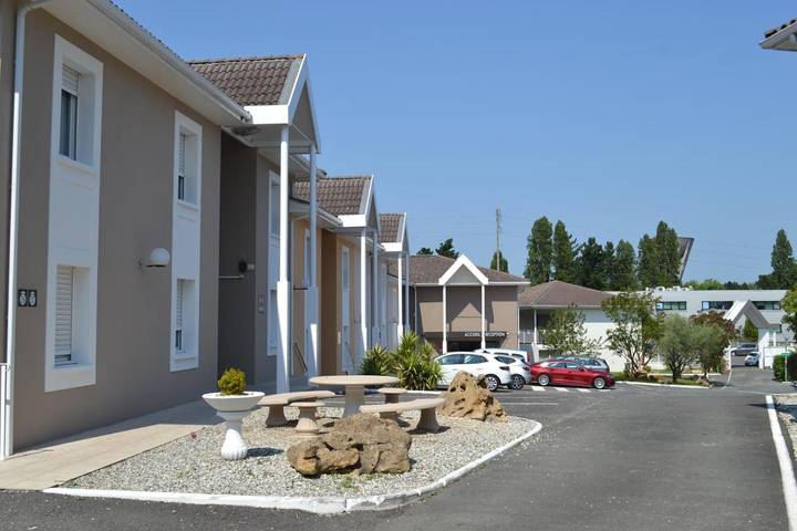 Hôtel pour 4 personnes, avec Terrasse ainsi que Jardin et Vue à Cenon