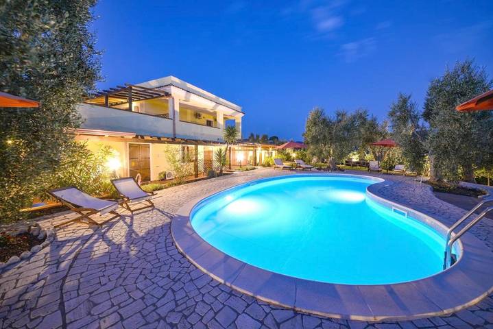 Agriturismo per 2 persone, con Balcone e Terrazza nonché Giardino e Piscina per bambini in Provincia di Foggia
