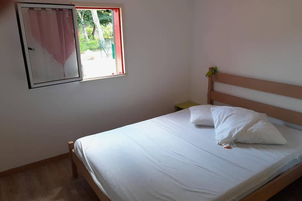 4-Person Chalet . nearby attractions. Air conditioning in Hourtin, Parque natural regional del Médoc