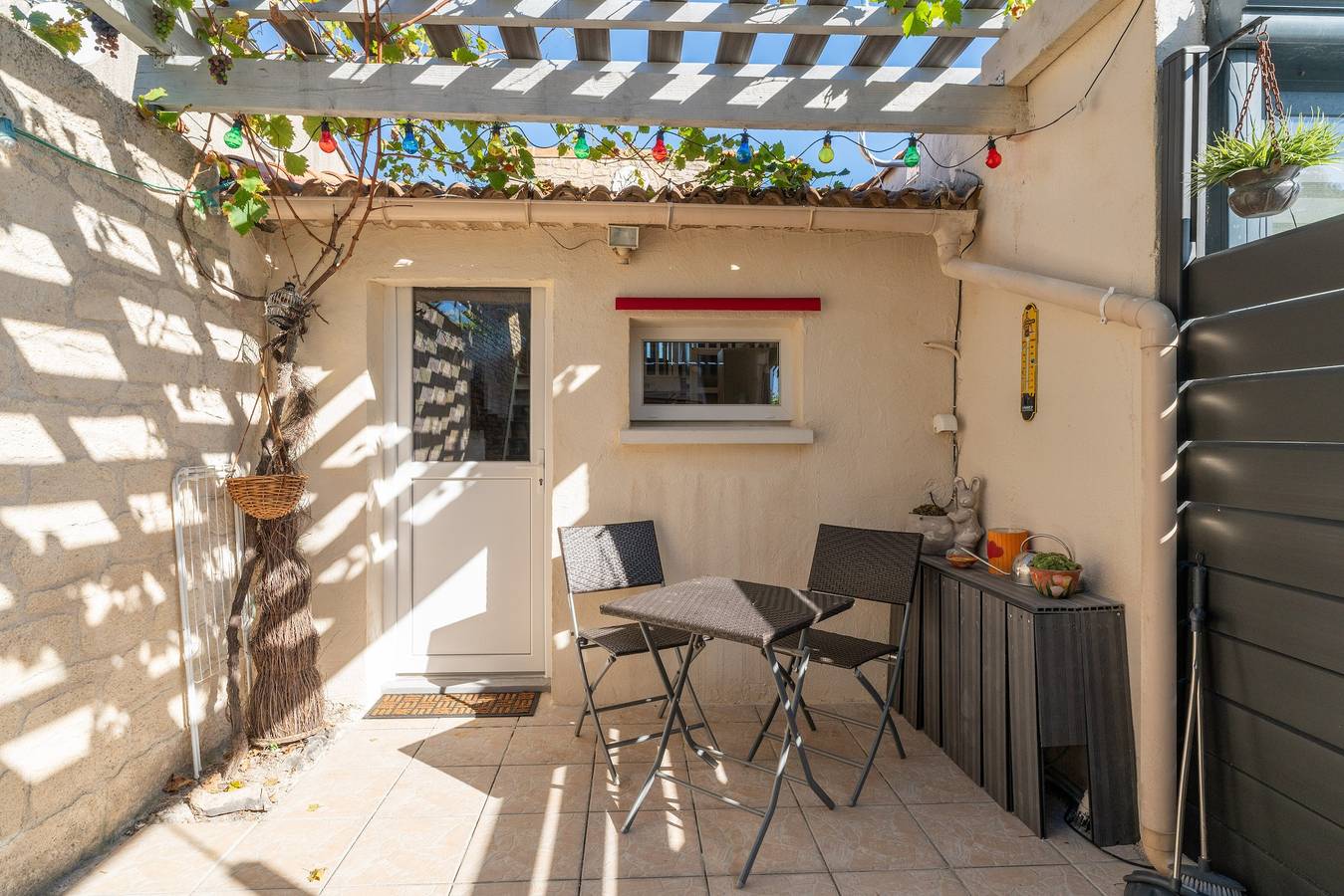 Apartamento entero, Apartamento vacacional "Aux portes de la Camargue" con terraza privada y pista de tenis compartida in Manduel, Region de Nimes