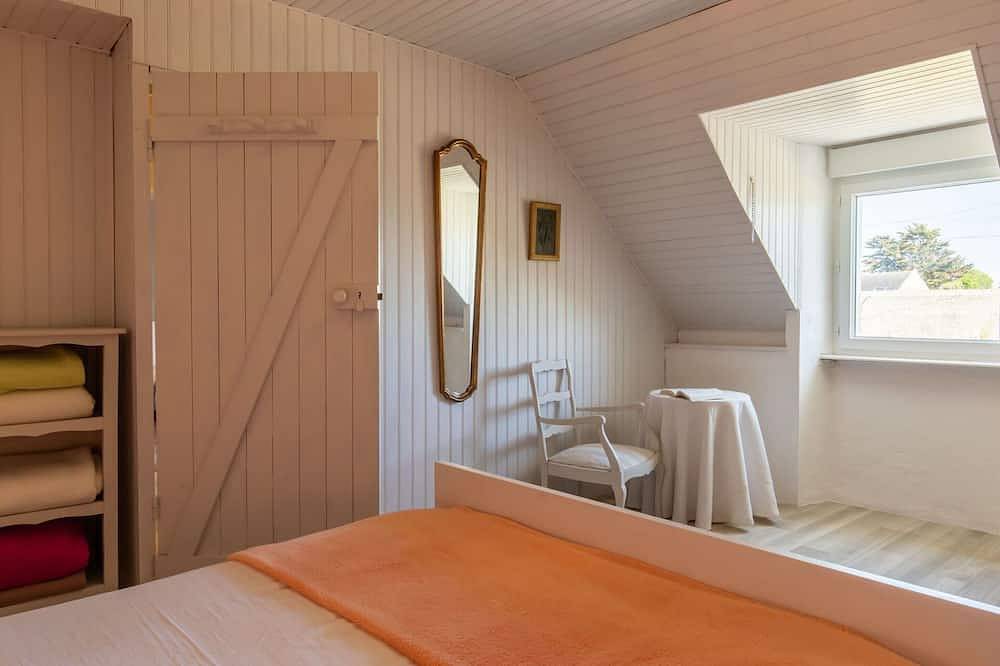 Beautiful private villa for 5 guests with Tv, terrace, pets allowed and panoramic view in Pointe du Raz, Plogoff