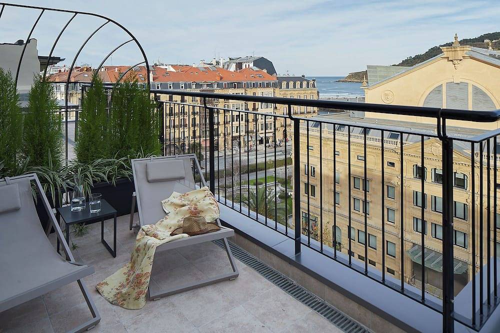 Entire apartment, Eki Terrace by Feelfree Rentals in Playa de la Concha, San Sebastian