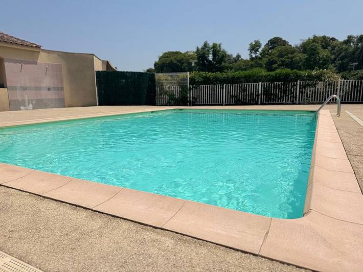 Appartement de vacances pour 4 personnes, avec piscine ainsi que balcon et vue
