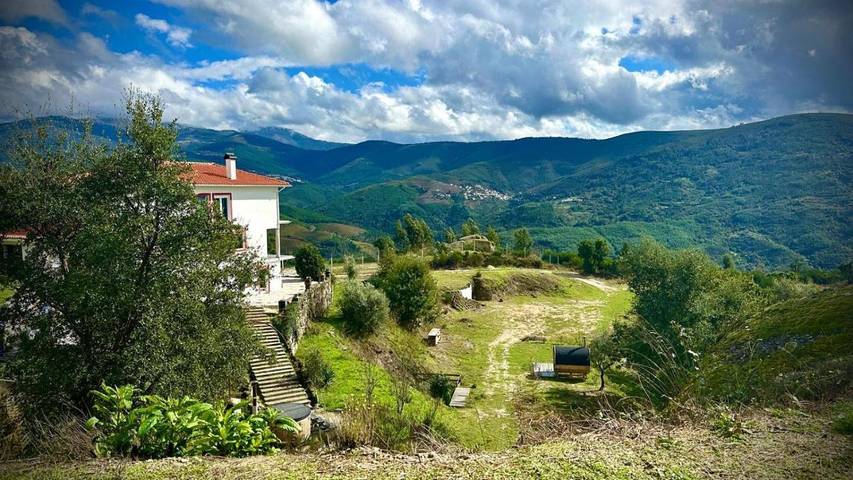 Lodge para 4 pessoas, com Jacuzzi e Terraço e ainda Jardim and Piscina em Seia