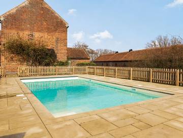 Holiday Rental for 8 People in Hemblington, Norfolk, Photo 1