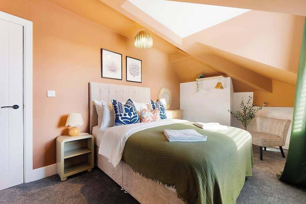 Entire apartment, Central Hartlepool 2Br Retreat| Sleeps 3 by Stay With Us in Hartlepool
