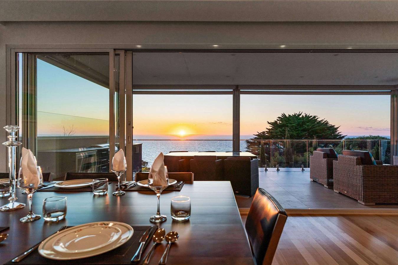 Hillside Luxe with Spa Bay Views in Melbourne, Mornington Peninsula