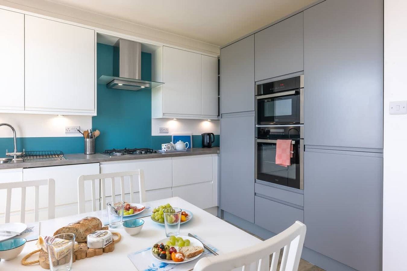 Entire apartment, Rooftop Hideaway Central Coastal Flat Sea Views in Seaton, Devon