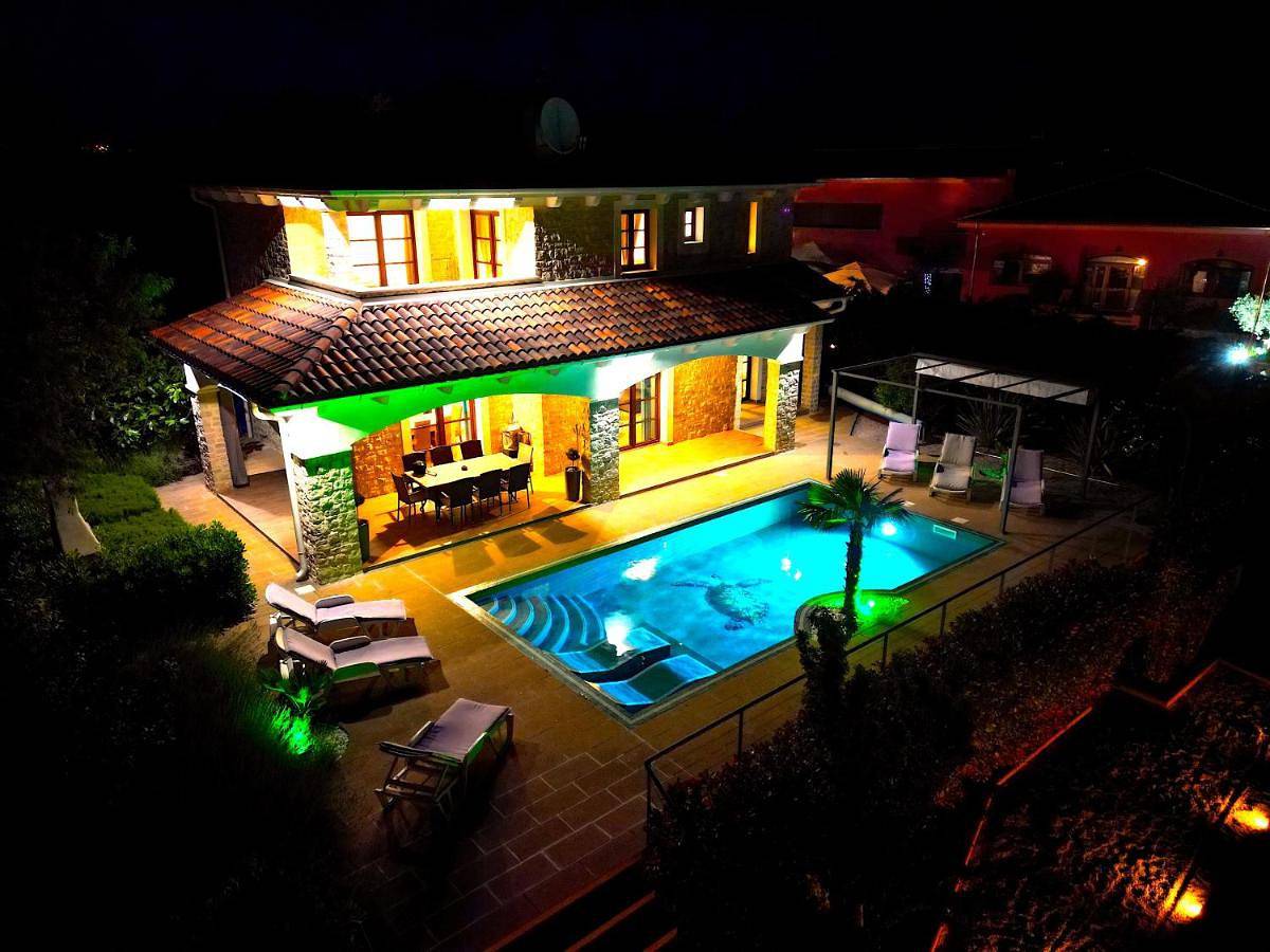 Villa Cecilia - 4 bedrooms, 4 bathrooms, heated inside pool, gym in Lakmartin, Krk