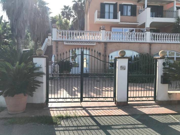 Casa vacanza per 8 persone, con Balcone e Terrazza nonché Giardino e Piscina a Patti