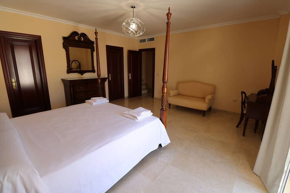 Villa Olga. Grande villa avec piscine. Torremolinos in Torremolinos, Costa del Sol