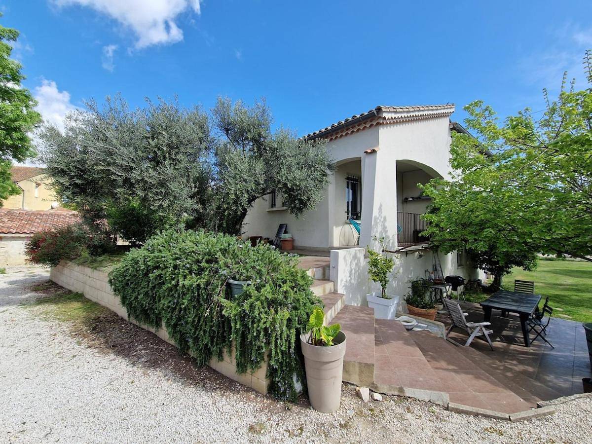 Three-Bedroom Home in Sauveterre, Région de Nîmes