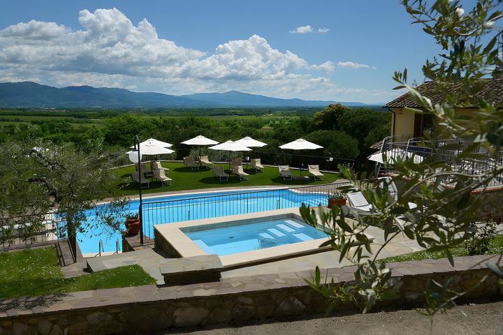 Room 'I Girasoli - Podere Del Griccia' with Shared Pool, Wi-Fi and Air Conditioning in Civitella in Val di Chiana, Chianti
