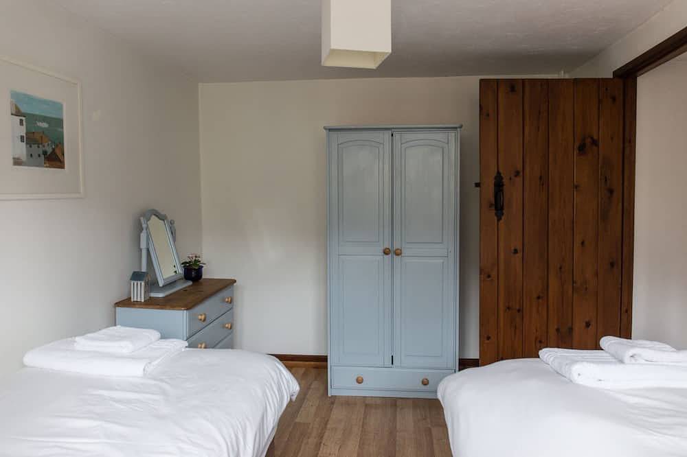 The Milking Parlour, shared hot tub and sauna in Hartland, Hartland Devon Heritage Coast