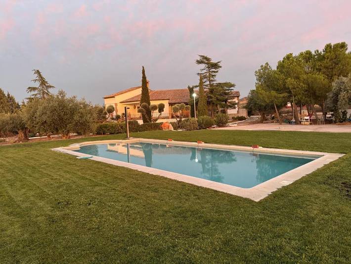 Casa de vacaciones para 10 personas, con jardín además de vistas y piscina, Se admiten mascotas en Montes de Toledo - 2