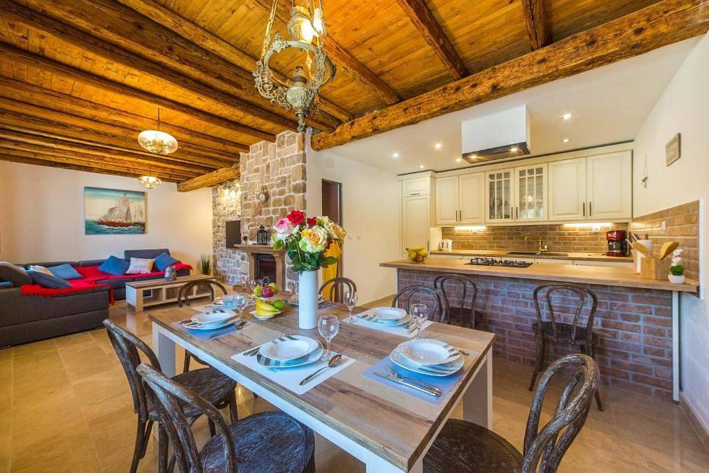 Seaside Haven – Beachfront House with Jacuzzi in Drvenik Veliki, Drvenik Mali und Veli
