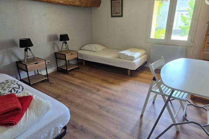 Enclosed air-conditioned house near St Emilion with garden and private pool in Tayac, Región de Libourne