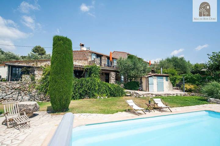 Location de vacances pour 3 personnes, avec sauna et jardin ainsi que jacuzzi et piscine à Mons (Var)