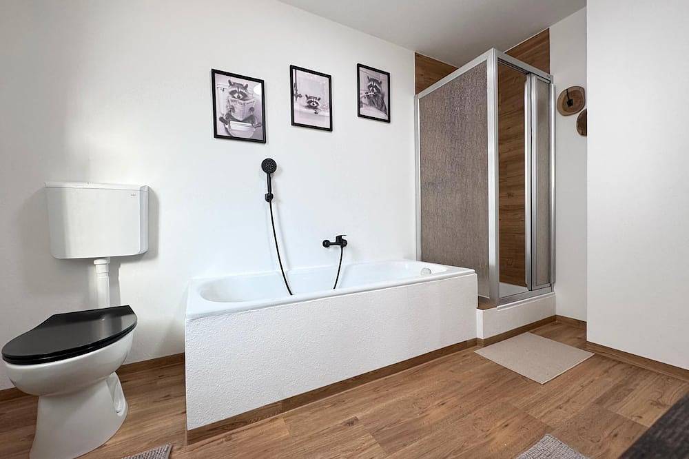 Ganze Wohnung, Modernes Ferienhaus mit Balkon und Badewanne (81 qm) in Furth im Wald, Ostbayern