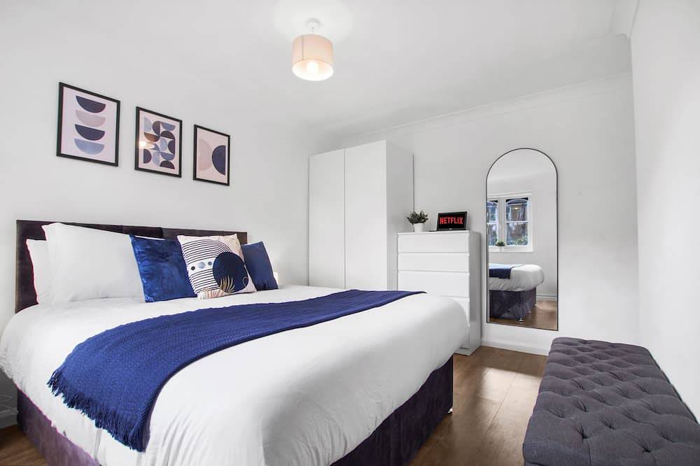 Entire apartment, Modern 2 bedroom apartment with private parking. in Slough, Berkshire