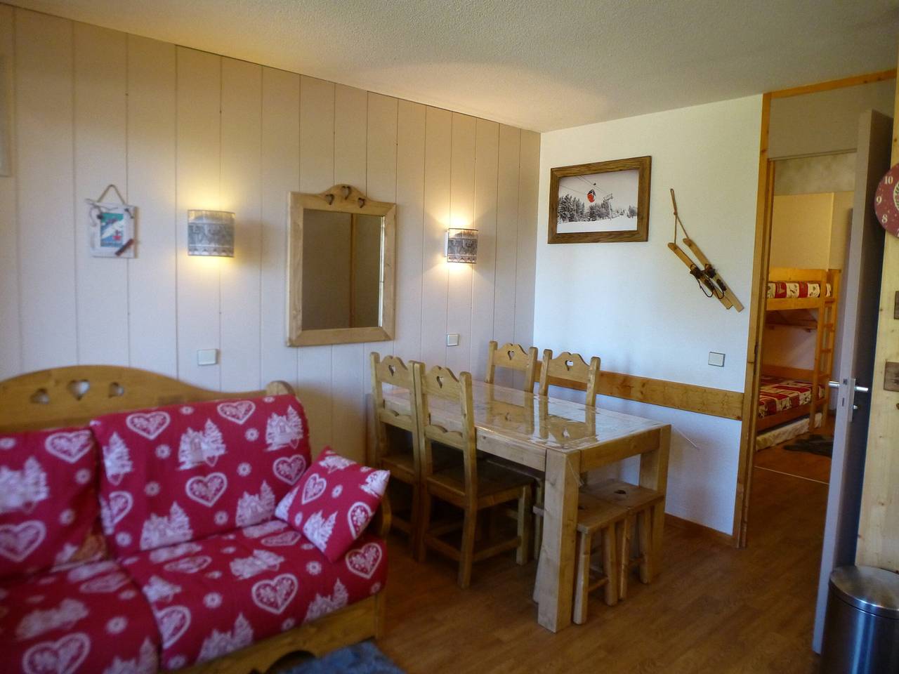 Entire apartment, Apartment for 5 people 50m from slopes with balcony, parking, and Wi-Fi option in Saint-Bon-Tarentaise, Les Trois Vallées