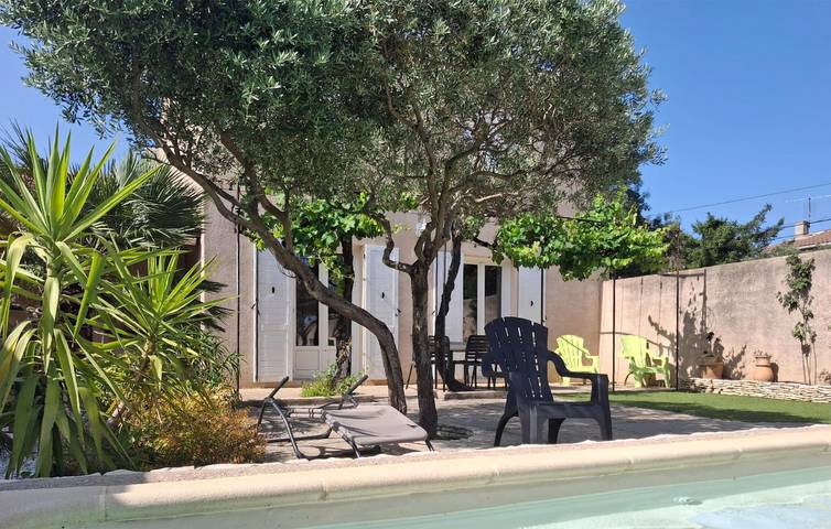 Sunny 90m² Apartment with Parking, Pool & WiFi in Sorgues, Vaucluse