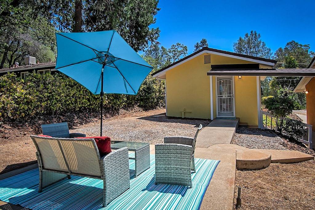 Peaceful Cottage Retreat - 1 mile from Lake Shasta in Shasta Lake