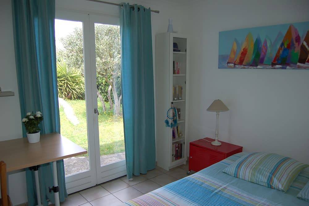 House with garden, quiet and bright, Motorway exit Nîmes Garons Airport. in Garons, Nimes region