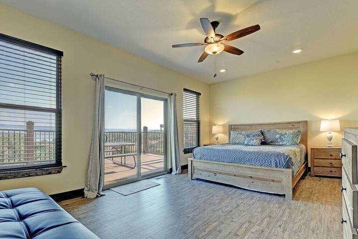 Vacation rental for 32 people, with pool in Table Rock Lake