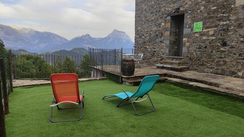 Gîte pour 4 personnes, avec Balcon et Terrasse ainsi que Jardin et Vue dans Bestué
