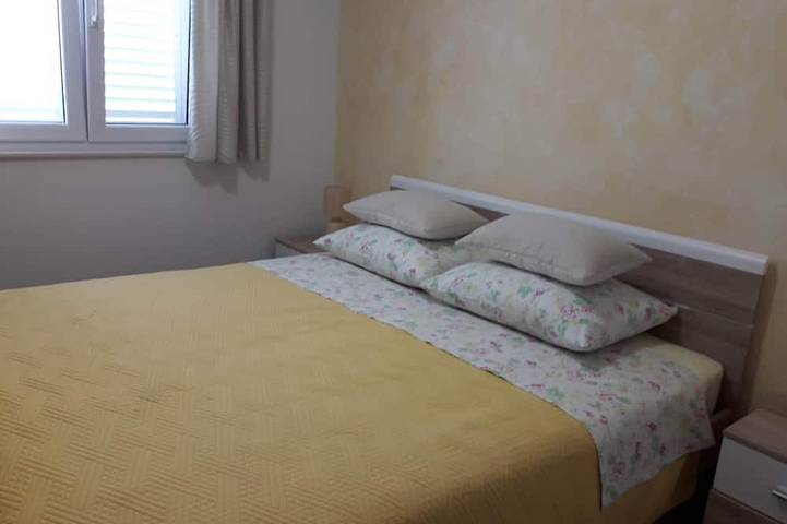 La maison avec 6 chambres, 5 salles de bains, 3 gâteaux, 3 chambres simples et 3 salons, 2 terrasses, piscine, priv. parc in Makarska, Makarska riviera