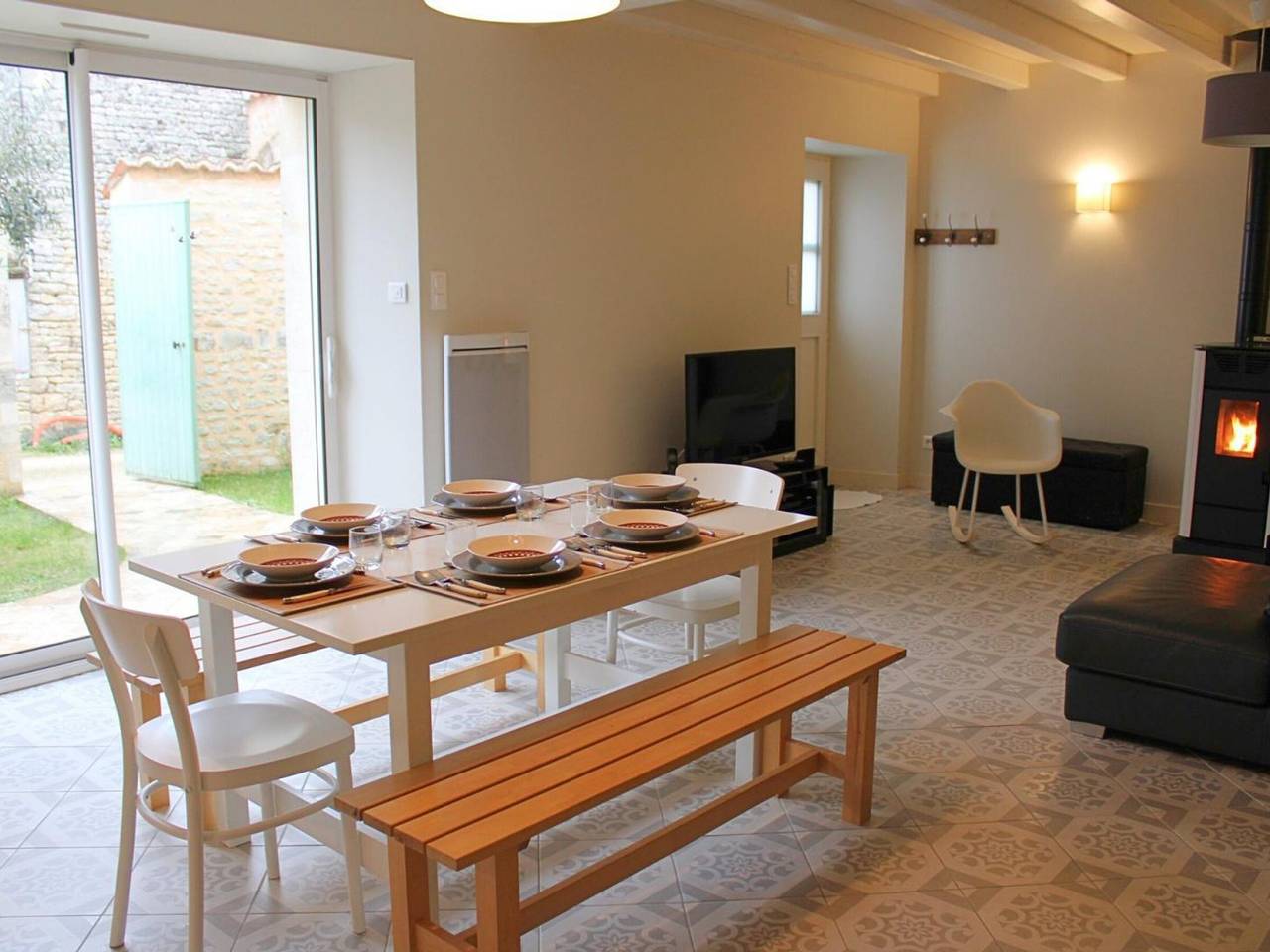 Steinhaus mit umzäuntem Garten in Coulonges, Haustiere erlaubt in Coulonges, Charente