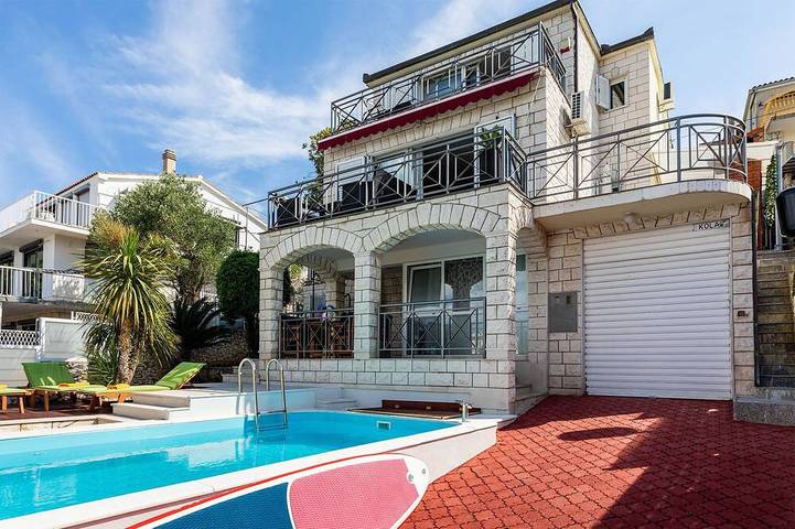 Ferienhaus für 10 Personen, mit Balkon und Whirlpool sowie Terrasse und Garten in Trogir